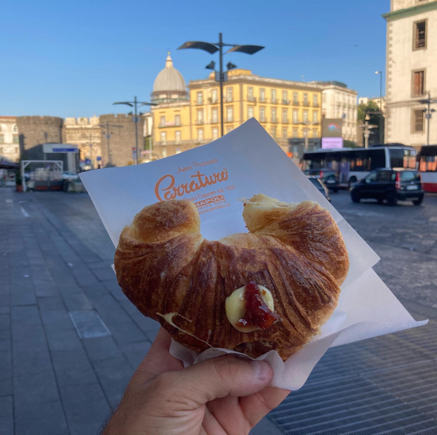 Capuccino e Cornetto: La Colazione Perfetta presso la Bar Pasticceria Carraturo a Porta Capuana