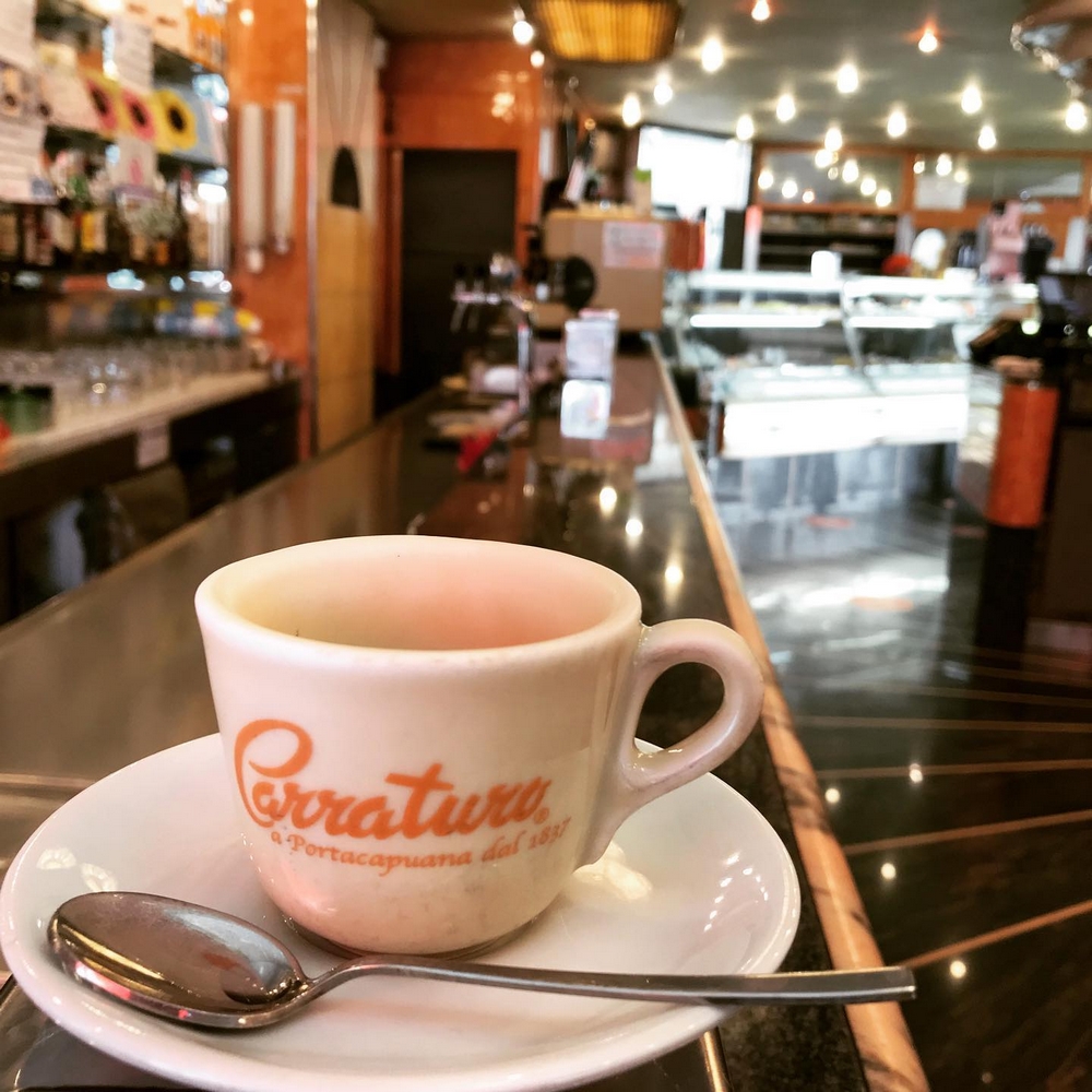 Caffè e Cornetto: L'Intramontabile colazione napoletana!
