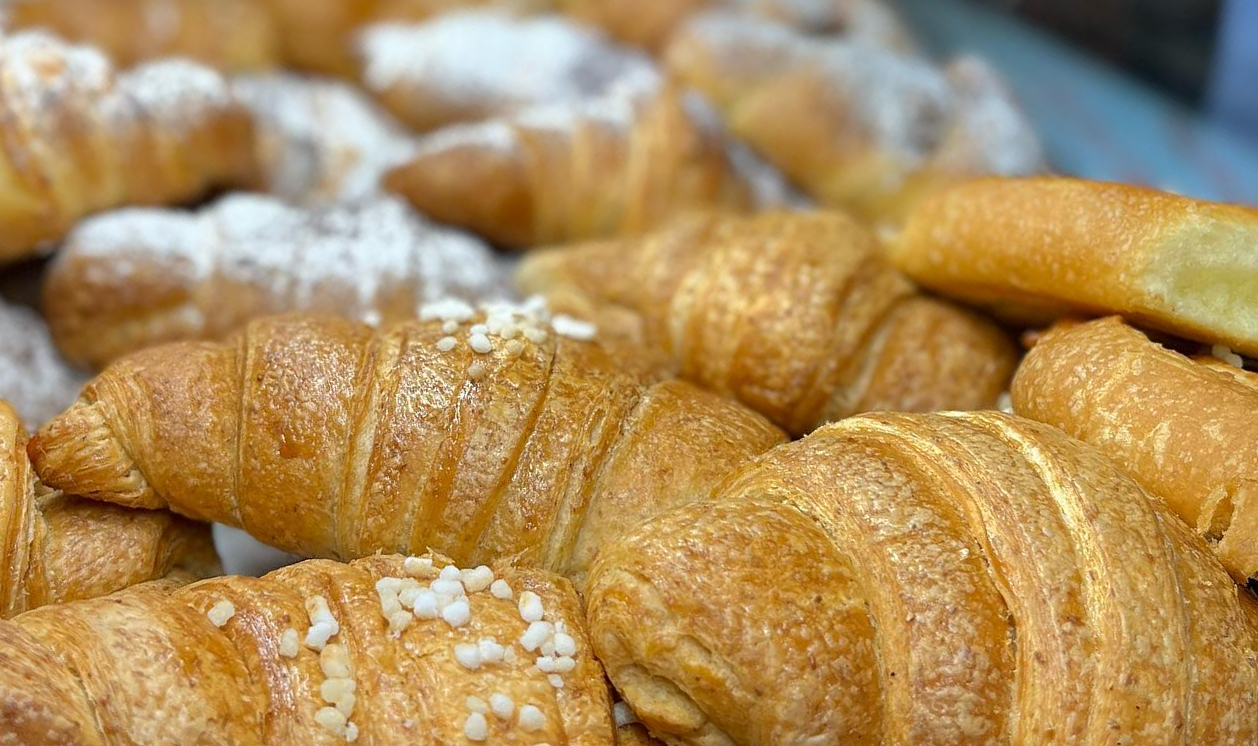 Vivi un'esperienza golosa a Napoli: Cornetti e cappuccino