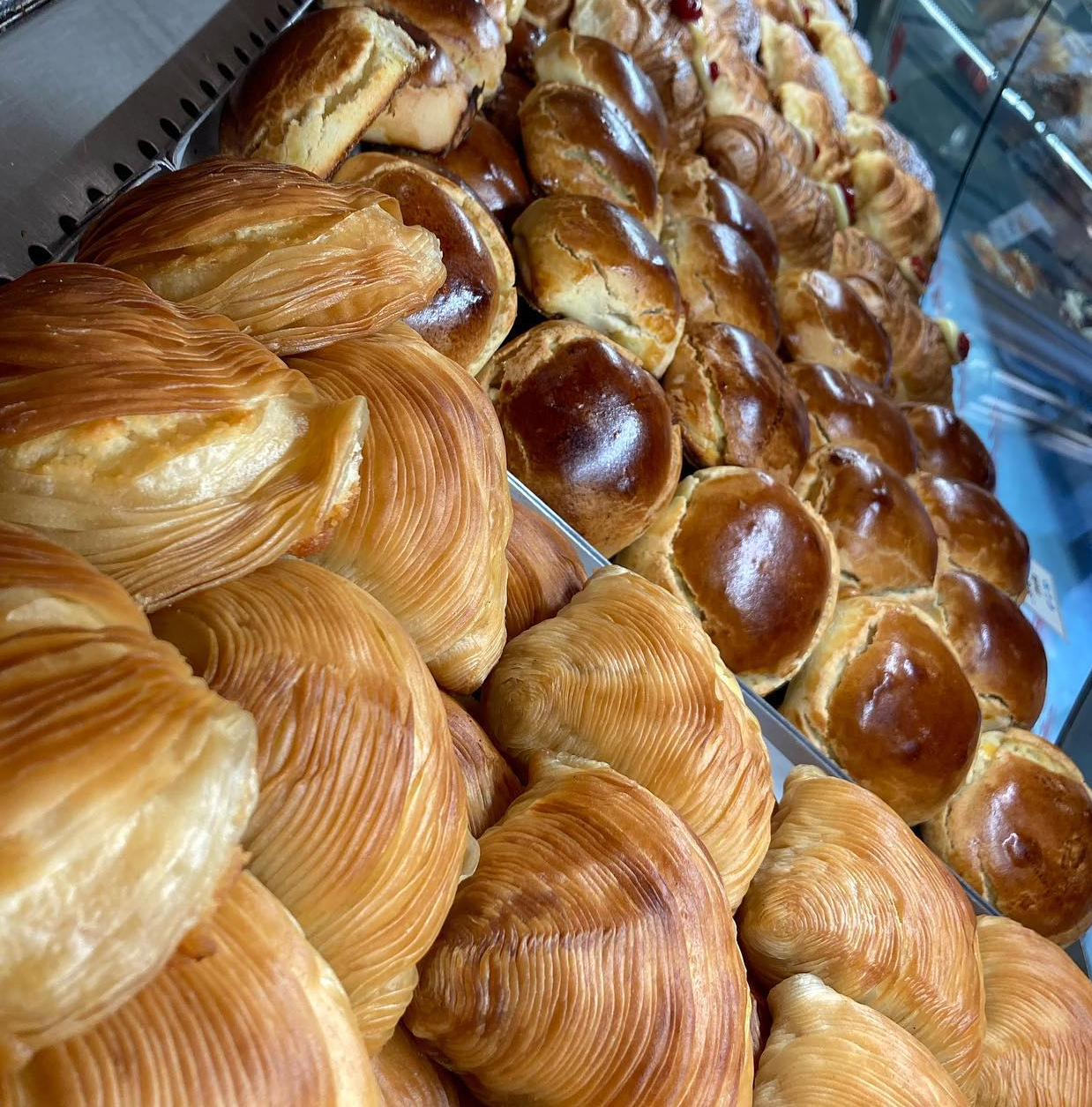 Sfogliatella Napoli: Il Gusto Autentico presso Pasticceria Carraturo, Unica Sede a Porta Capuana